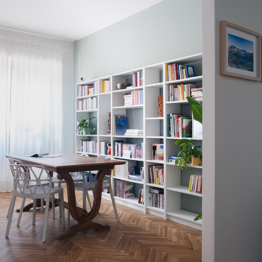 Libreria e sala da pranzo Tavolo di legno e sedie di plastica