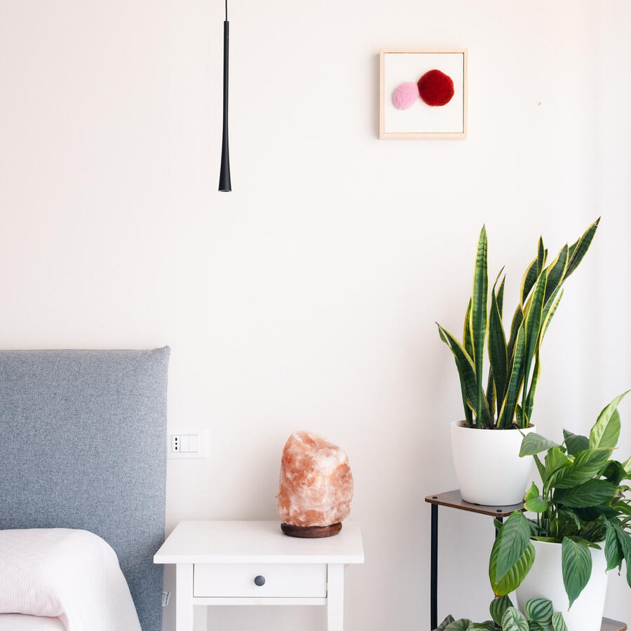 Letto azzurro carta da zucchero e piante verdi Camera da letto minimal con lampade a sospensione comodini