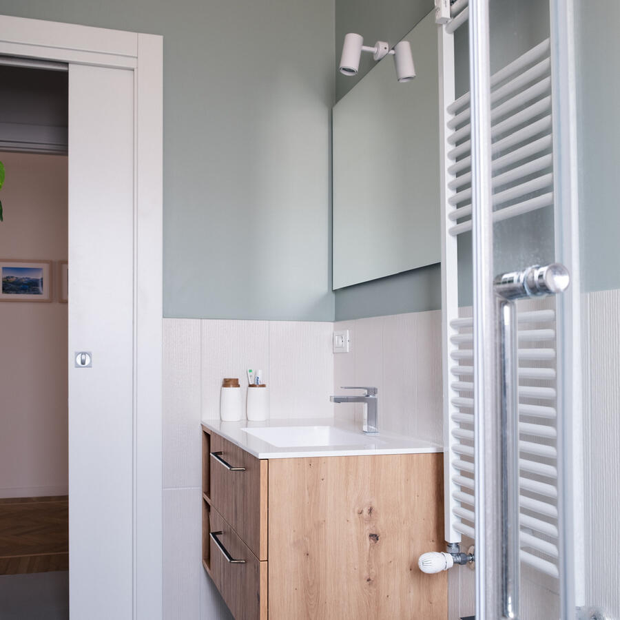 Bagno verde con doccia sotto la finestra Bagno mobile legno e verde