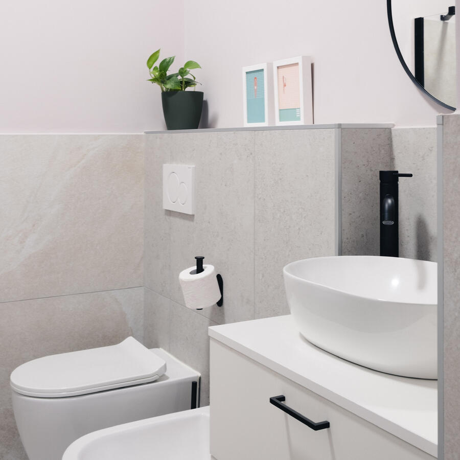 Bagno in camera rosa Bagno piccolo con lavabo d'appoggio e vasca