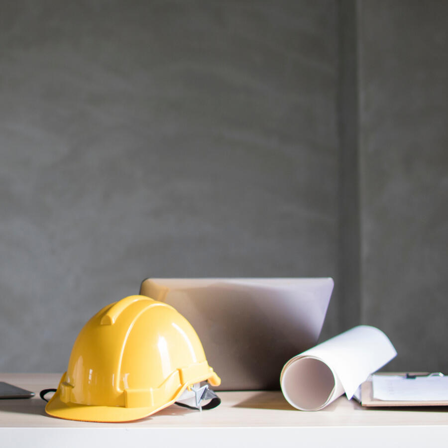 Caschetto cantiere Computer e planimetrie architetto